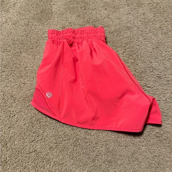 lululemon Hotty hot shorts 2.5” inseam, heart throb color, size 6 - Picture 1 of 4